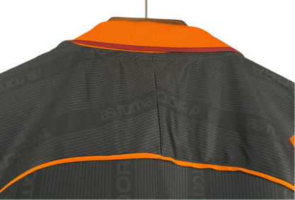 https://cdn.shopify.com/s/files/1/0826/7228/8075/files/19992000-as-roma-ina-assitalia-diadora-third-retro-kit-classickits433-544212.webp?v=1741199025