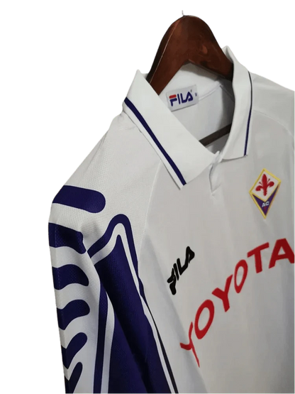 https://cdn.shopify.com/s/files/1/0826/7228/8075/files/19992000-fiorentina-florence-toyota-fila-away-retro-kit-classickits433-244328.webp?v=1741199012