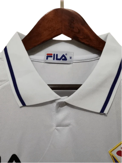 https://cdn.shopify.com/s/files/1/0826/7228/8075/files/19992000-fiorentina-florence-toyota-fila-away-retro-kit-classickits433-299106.webp?v=1741199013
