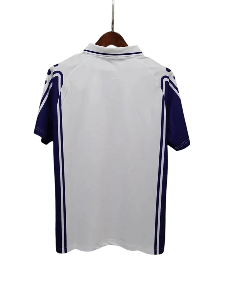 https://cdn.shopify.com/s/files/1/0826/7228/8075/files/19992000-fiorentina-florence-toyota-fila-away-retro-kit-classickits433-481210.webp?v=1741199014