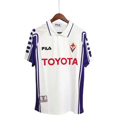 https://cdn.shopify.com/s/files/1/0826/7228/8075/files/19992000-fiorentina-florence-toyota-fila-away-retro-kit-classickits433-779860.webp?v=1741199015