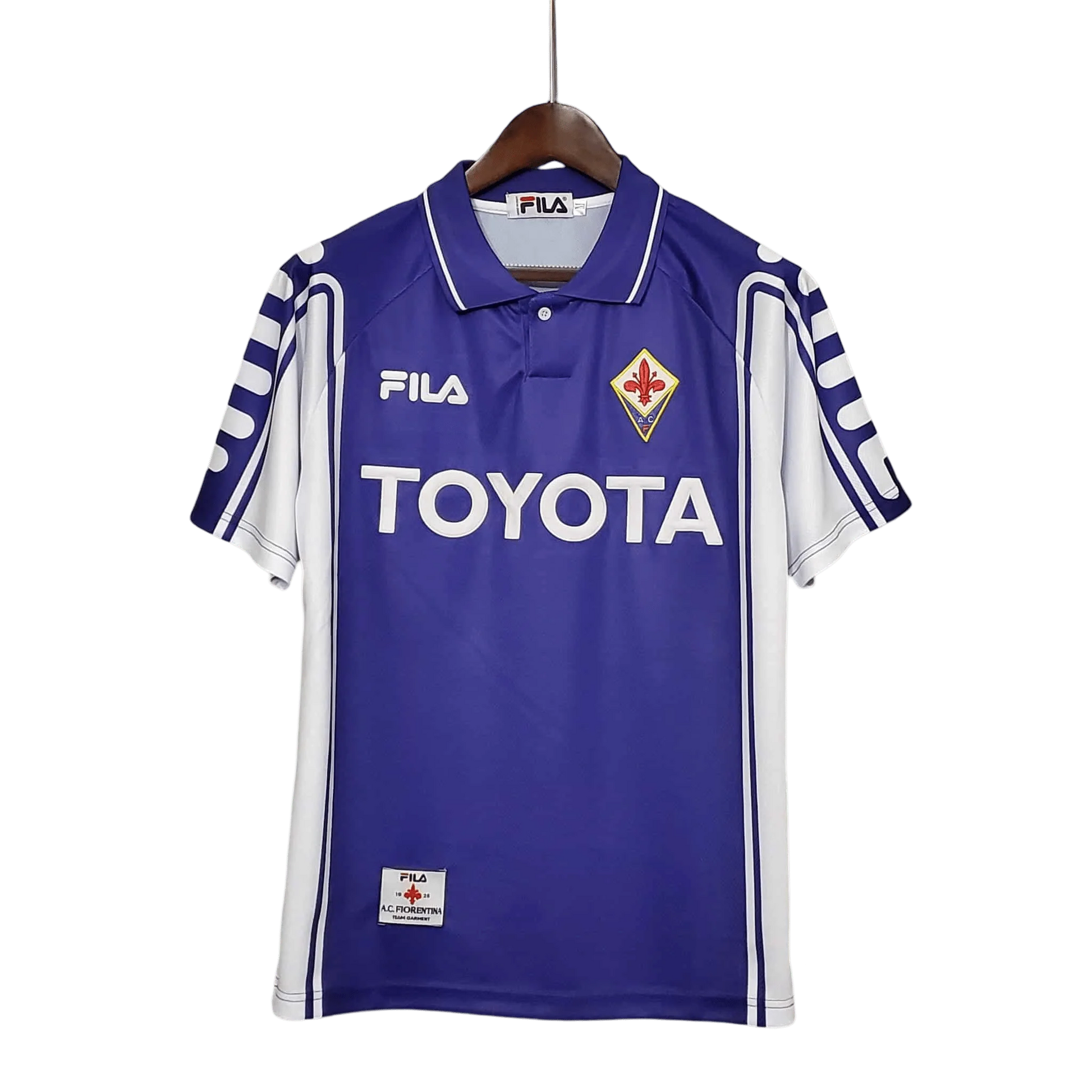 https://cdn.shopify.com/s/files/1/0826/7228/8075/files/19992000-fiorentina-florence-toyota-fila-home-retro-kit-classickits433-596296.webp?v=1741199028