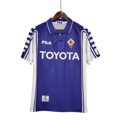https://cdn.shopify.com/s/files/1/0826/7228/8075/files/19992000-fiorentina-florence-toyota-fila-home-retro-kit-classickits433-596296.webp?v=1741199028