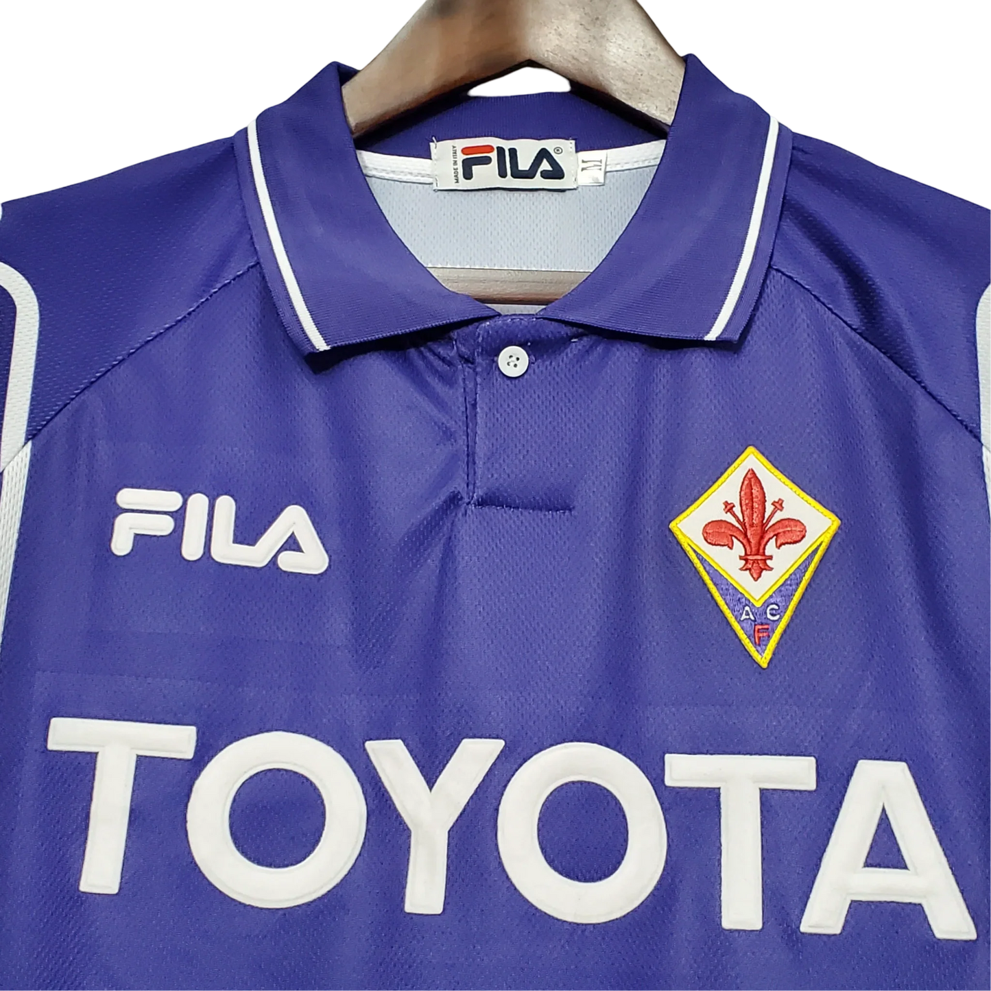 https://cdn.shopify.com/s/files/1/0826/7228/8075/files/19992000-fiorentina-florence-toyota-fila-home-retro-kit-classickits433-619851.webp?v=1741199030