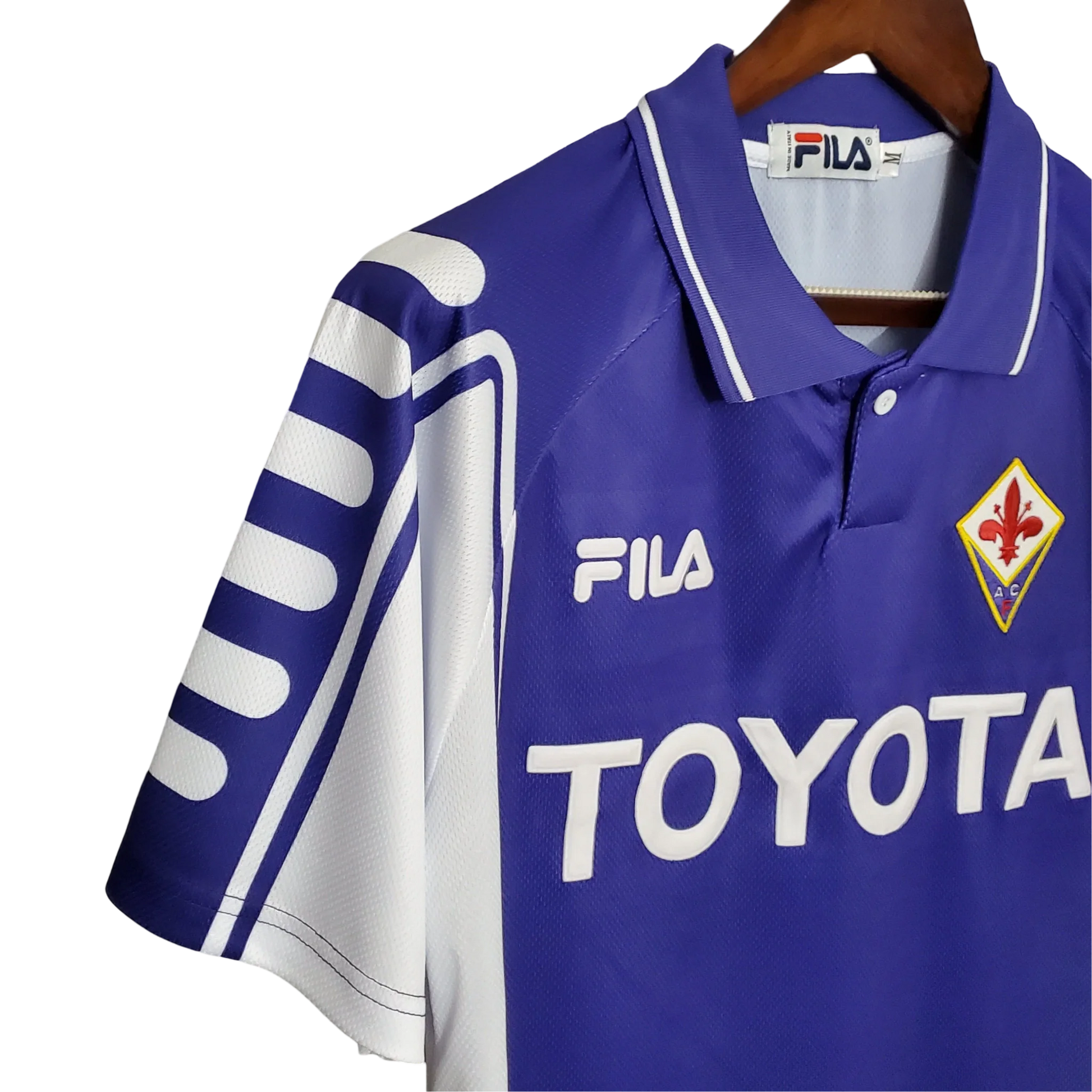 https://cdn.shopify.com/s/files/1/0826/7228/8075/files/19992000-fiorentina-florence-toyota-fila-home-retro-kit-classickits433-808426.webp?v=1741199031