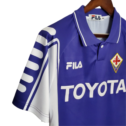https://cdn.shopify.com/s/files/1/0826/7228/8075/files/19992000-fiorentina-florence-toyota-fila-home-retro-kit-classickits433-808426.webp?v=1741199031