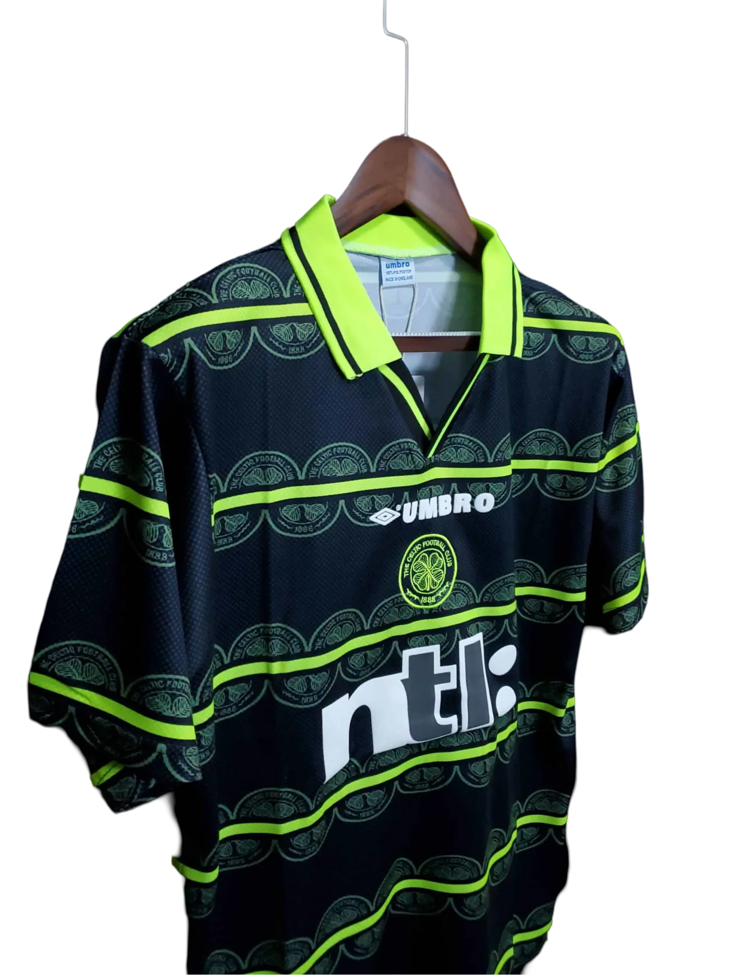 https://cdn.shopify.com/s/files/1/0826/7228/8075/files/19992000-glasgow-celtic-ntl-away-retro-kit-classickits433-506870.webp?v=1741198277