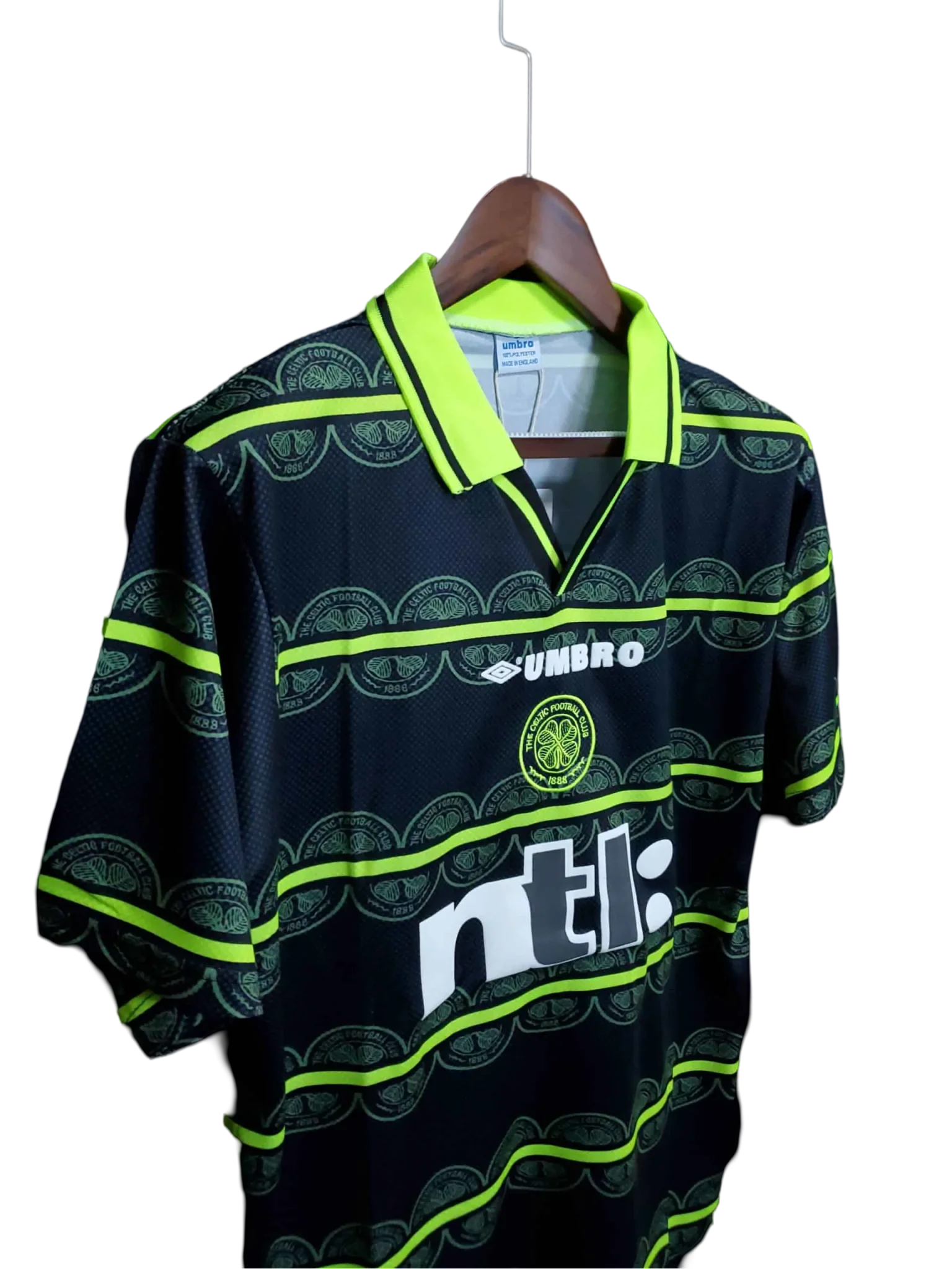 https://cdn.shopify.com/s/files/1/0826/7228/8075/files/19992000-glasgow-celtic-ntl-away-retro-kit-classickits433-506870.webp?v=1741198277