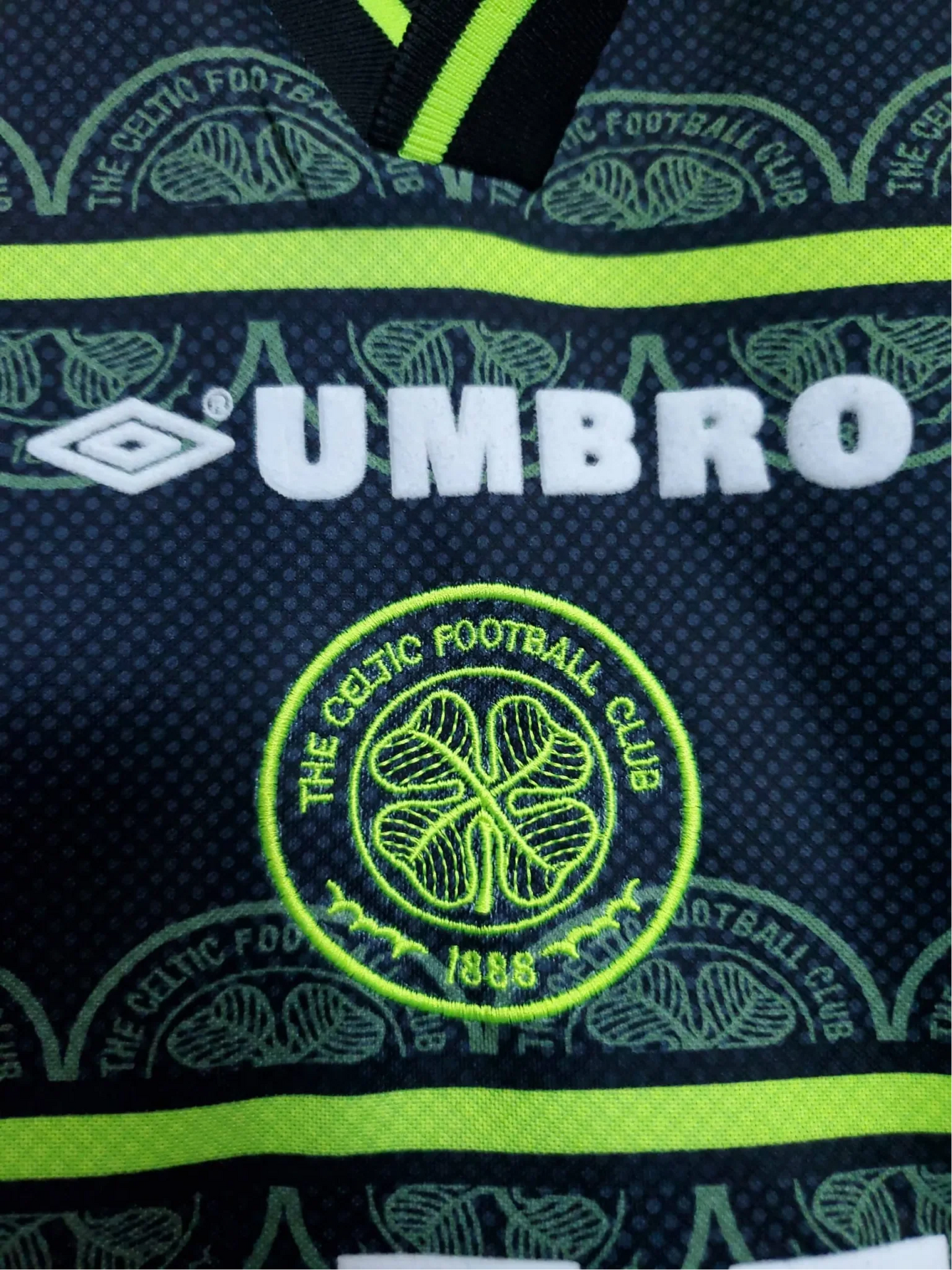 https://cdn.shopify.com/s/files/1/0826/7228/8075/files/19992000-glasgow-celtic-ntl-away-retro-kit-classickits433-551937.webp?v=1741198277