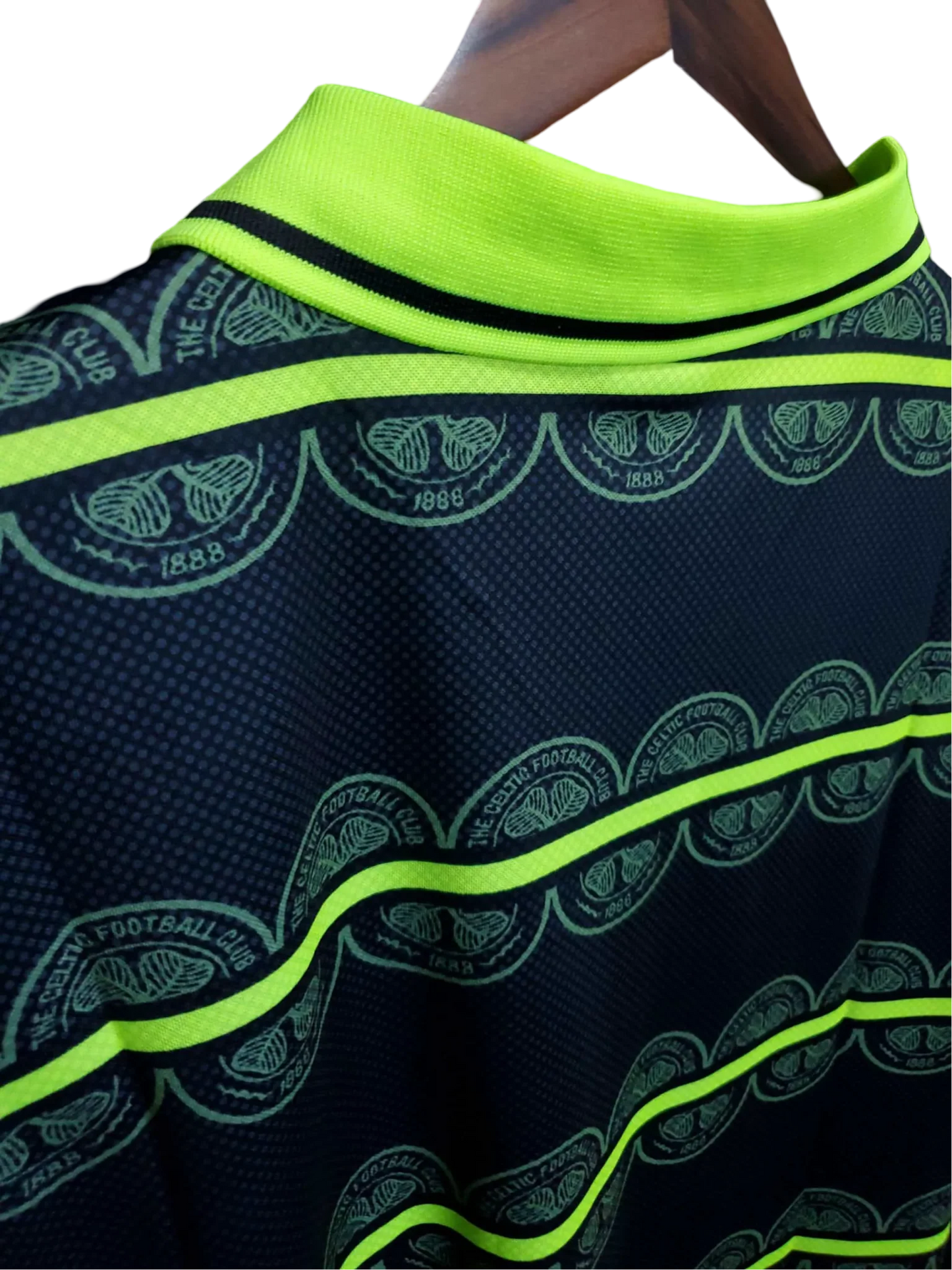 https://cdn.shopify.com/s/files/1/0826/7228/8075/files/19992000-glasgow-celtic-ntl-away-retro-kit-classickits433-664209.webp?v=1741198276