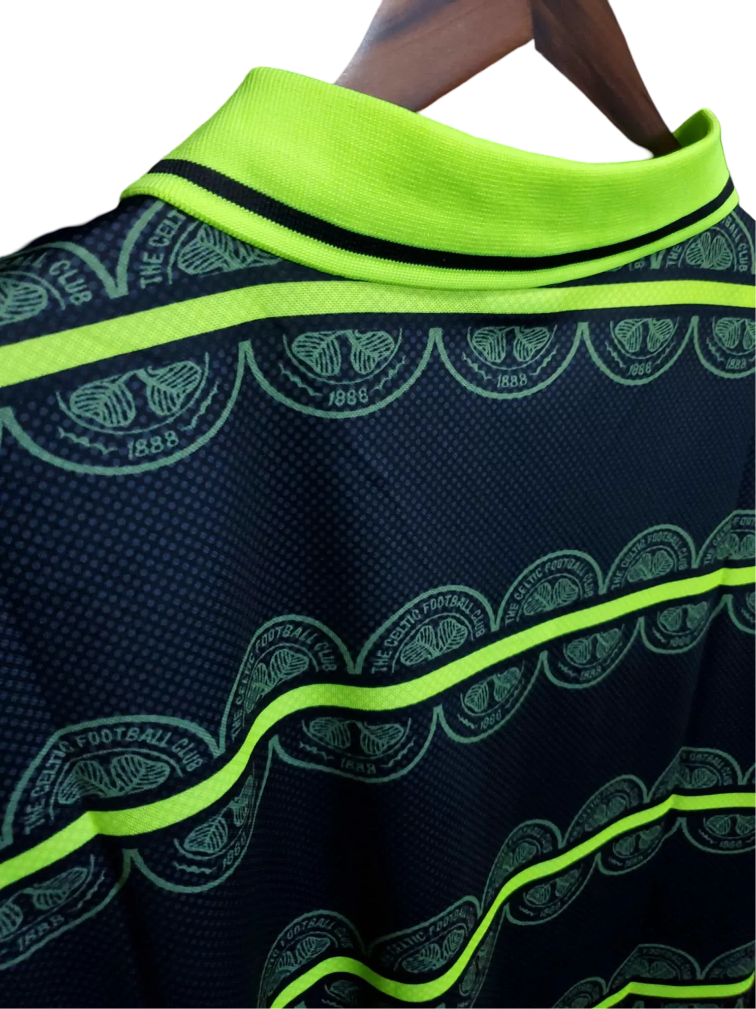 https://cdn.shopify.com/s/files/1/0826/7228/8075/files/19992000-glasgow-celtic-ntl-away-retro-kit-classickits433-664209.webp?v=1741198276