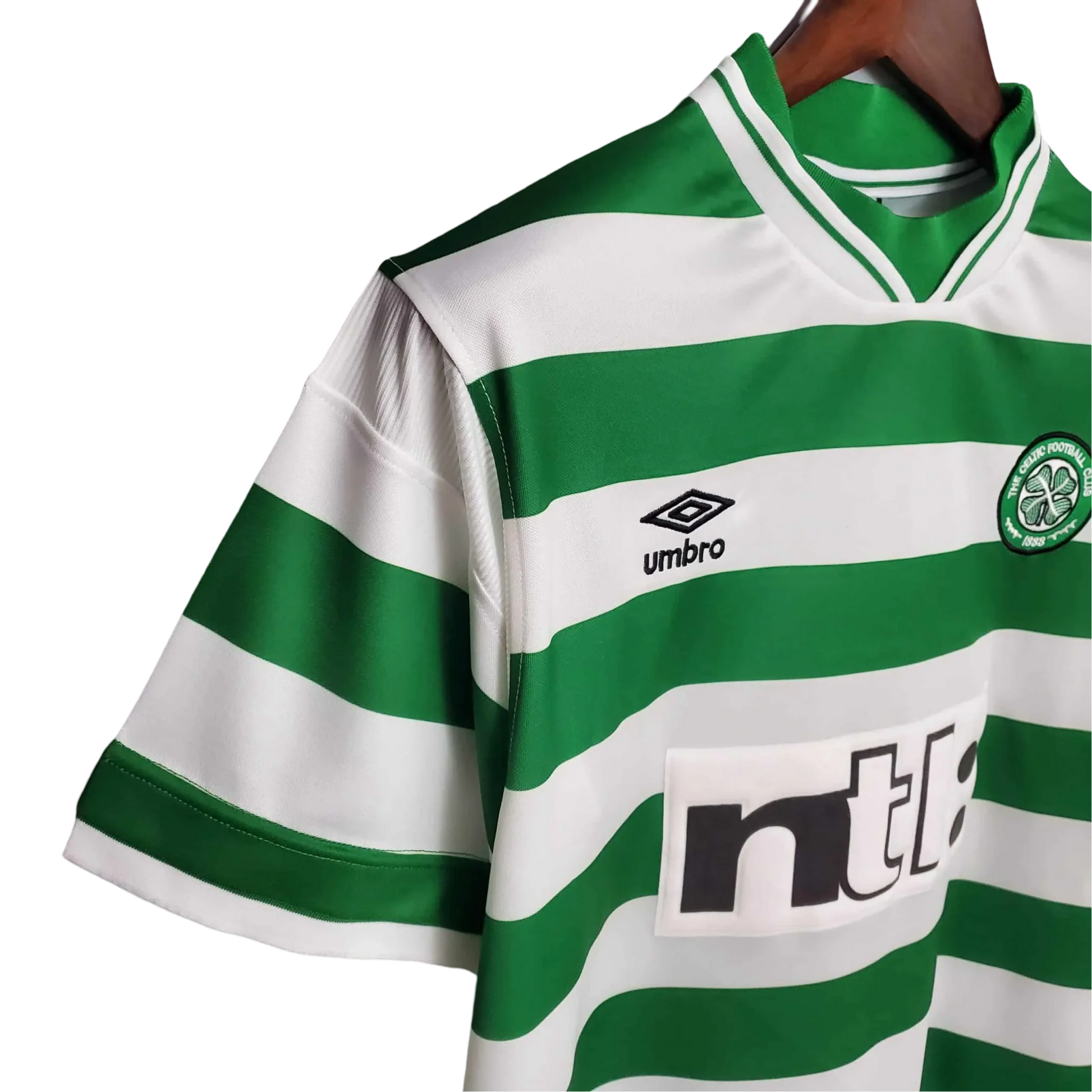 https://cdn.shopify.com/s/files/1/0826/7228/8075/files/19992000-glasgow-celtic-ntl-home-retro-kit-classickits433-468454.webp?v=1741198266