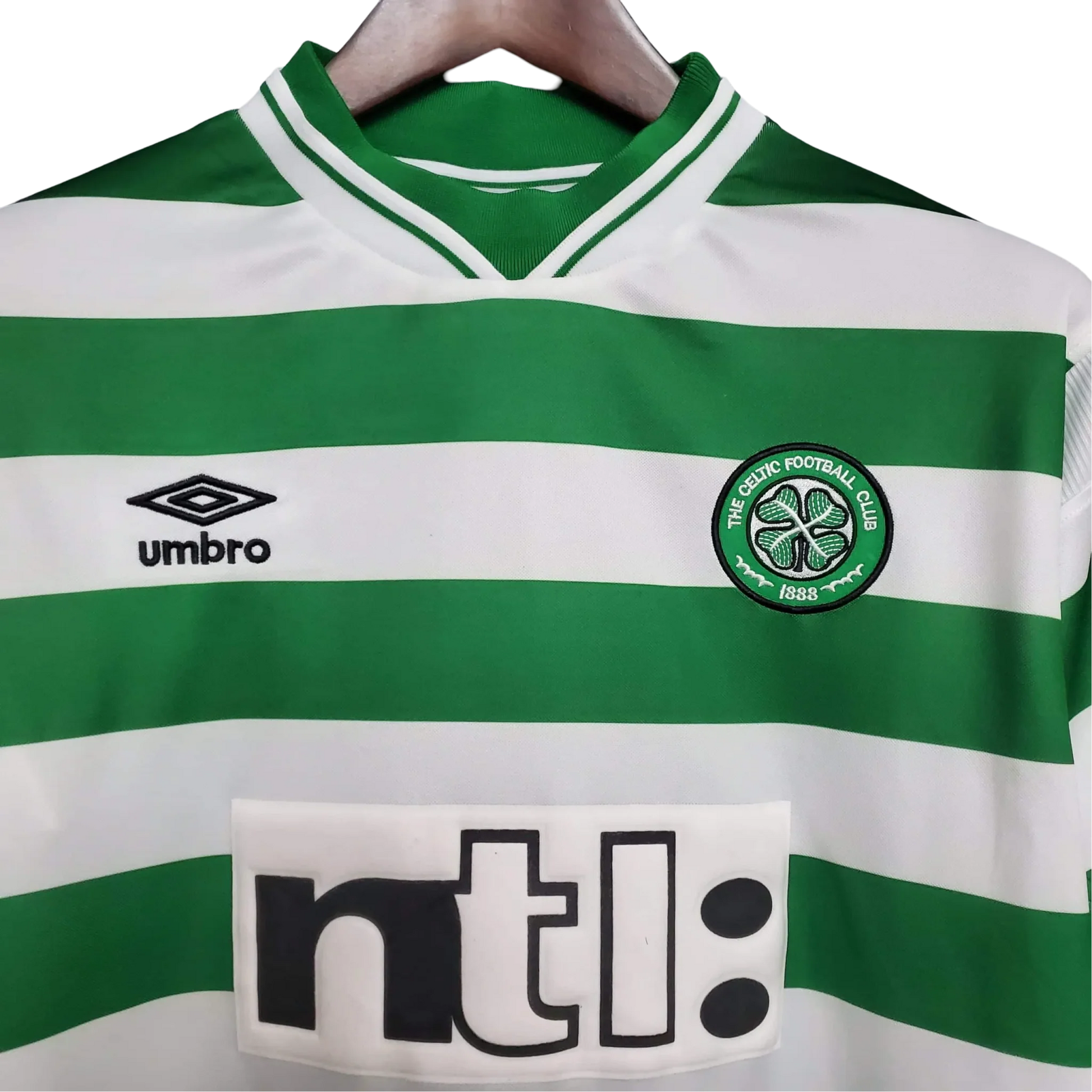 https://cdn.shopify.com/s/files/1/0826/7228/8075/files/19992000-glasgow-celtic-ntl-home-retro-kit-classickits433-825617.webp?v=1741198264