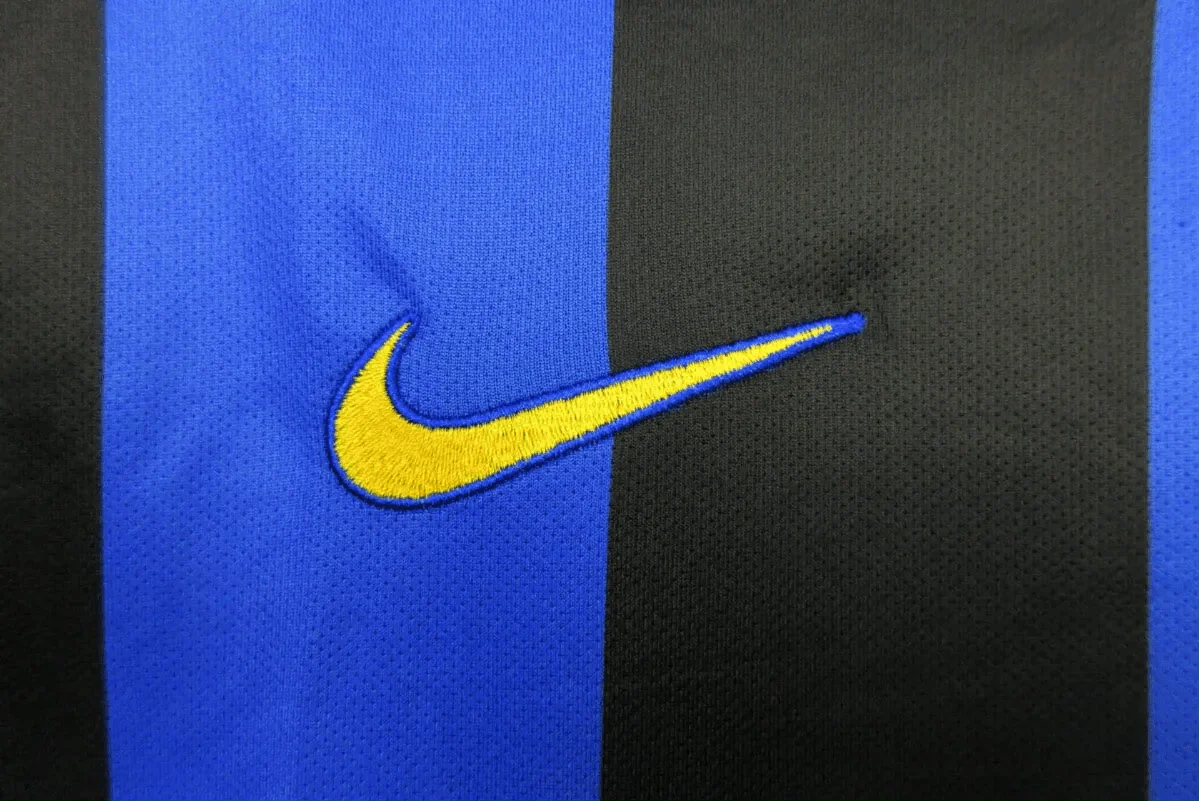 https://cdn.shopify.com/s/files/1/0826/7228/8075/files/19992000-inter-milan-pirelli-home-retro-kit-225175.webp?v=1741197480