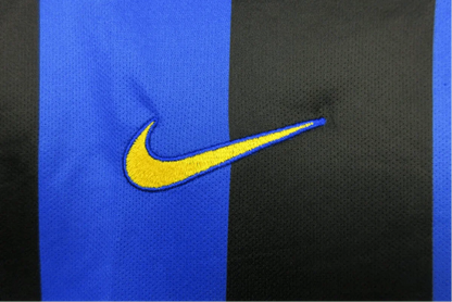 https://cdn.shopify.com/s/files/1/0826/7228/8075/files/19992000-inter-milan-pirelli-home-retro-kit-225175.webp?v=1741197480