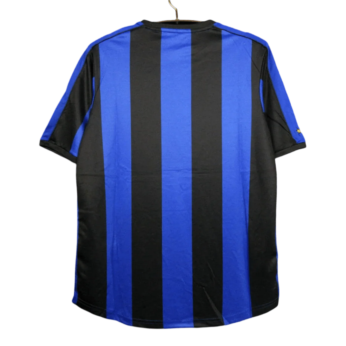 https://cdn.shopify.com/s/files/1/0826/7228/8075/files/19992000-inter-milan-pirelli-home-retro-kit-268445.webp?v=1741197477