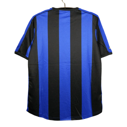 https://cdn.shopify.com/s/files/1/0826/7228/8075/files/19992000-inter-milan-pirelli-home-retro-kit-268445.webp?v=1741197477
