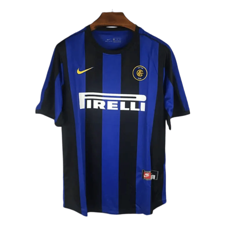 https://cdn.shopify.com/s/files/1/0826/7228/8075/files/19992000-inter-milan-pirelli-home-retro-kit-349838.webp?v=1741197478