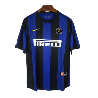 https://cdn.shopify.com/s/files/1/0826/7228/8075/files/19992000-inter-milan-pirelli-home-retro-kit-349838.webp?v=1741197478