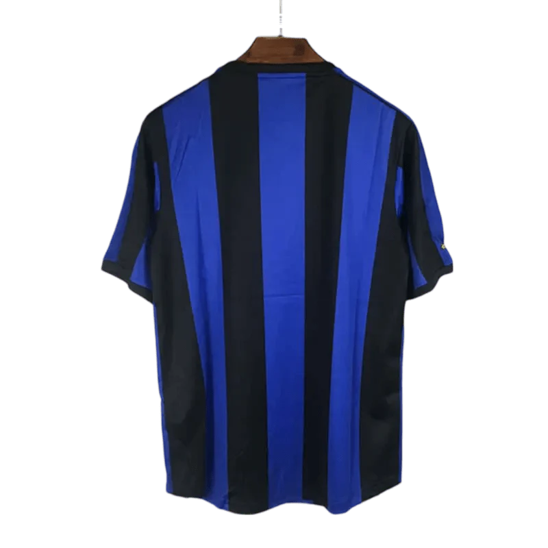 https://cdn.shopify.com/s/files/1/0826/7228/8075/files/19992000-inter-milan-pirelli-home-retro-kit-456099.webp?v=1741197475