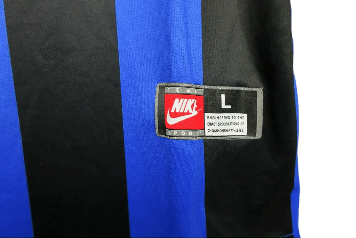 https://cdn.shopify.com/s/files/1/0826/7228/8075/files/19992000-inter-milan-pirelli-home-retro-kit-524231.webp?v=1741197475