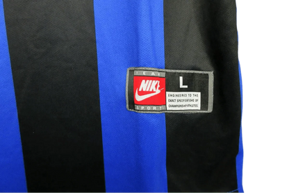 https://cdn.shopify.com/s/files/1/0826/7228/8075/files/19992000-inter-milan-pirelli-home-retro-kit-524231.webp?v=1741197475