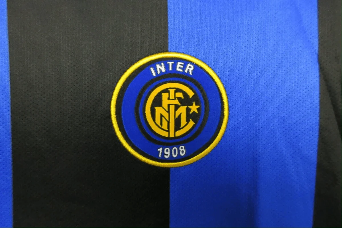 https://cdn.shopify.com/s/files/1/0826/7228/8075/files/19992000-inter-milan-pirelli-home-retro-kit-524722.webp?v=1741197477
