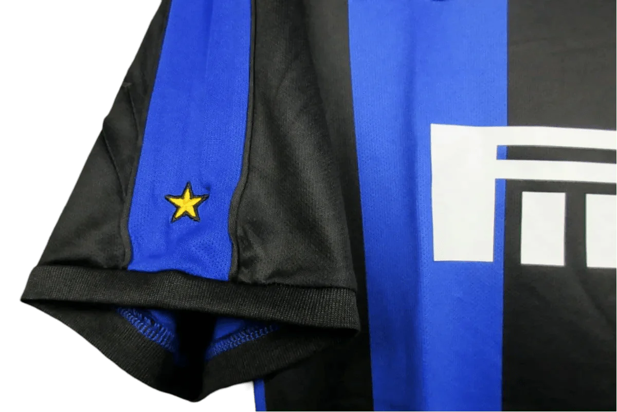 https://cdn.shopify.com/s/files/1/0826/7228/8075/files/19992000-inter-milan-pirelli-home-retro-kit-525216.webp?v=1741197474