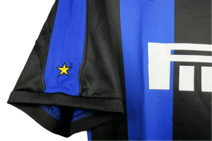 https://cdn.shopify.com/s/files/1/0826/7228/8075/files/19992000-inter-milan-pirelli-home-retro-kit-525216.webp?v=1741197474