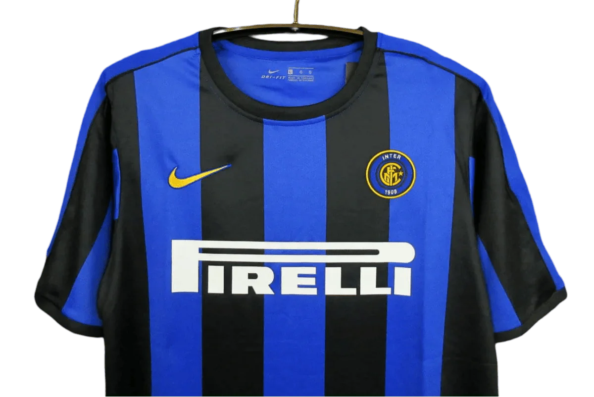 https://cdn.shopify.com/s/files/1/0826/7228/8075/files/19992000-inter-milan-pirelli-home-retro-kit-842913.webp?v=1741197475