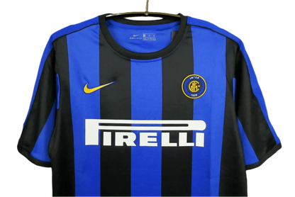 https://cdn.shopify.com/s/files/1/0826/7228/8075/files/19992000-inter-milan-pirelli-home-retro-kit-842913.webp?v=1741197475