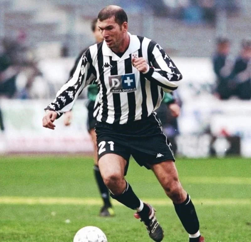 https://cdn.shopify.com/s/files/1/0826/7228/8075/files/19992000-juventus-d-liberta-digitale-home-retro-kit-classickits433-178654.webp?v=1741198797