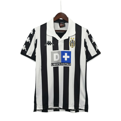 https://cdn.shopify.com/s/files/1/0826/7228/8075/files/19992000-juventus-d-liberta-digitale-home-retro-kit-classickits433-312234.webp?v=1741198797
