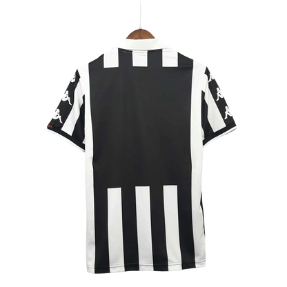 https://cdn.shopify.com/s/files/1/0826/7228/8075/files/19992000-juventus-d-liberta-digitale-home-retro-kit-classickits433-641613.webp?v=1741198796
