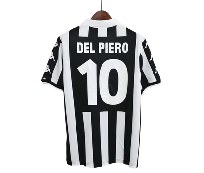 https://cdn.shopify.com/s/files/1/0826/7228/8075/files/19992000-juventus-d-liberta-digitale-home-retro-kit-classickits433-644003.webp?v=1741198800