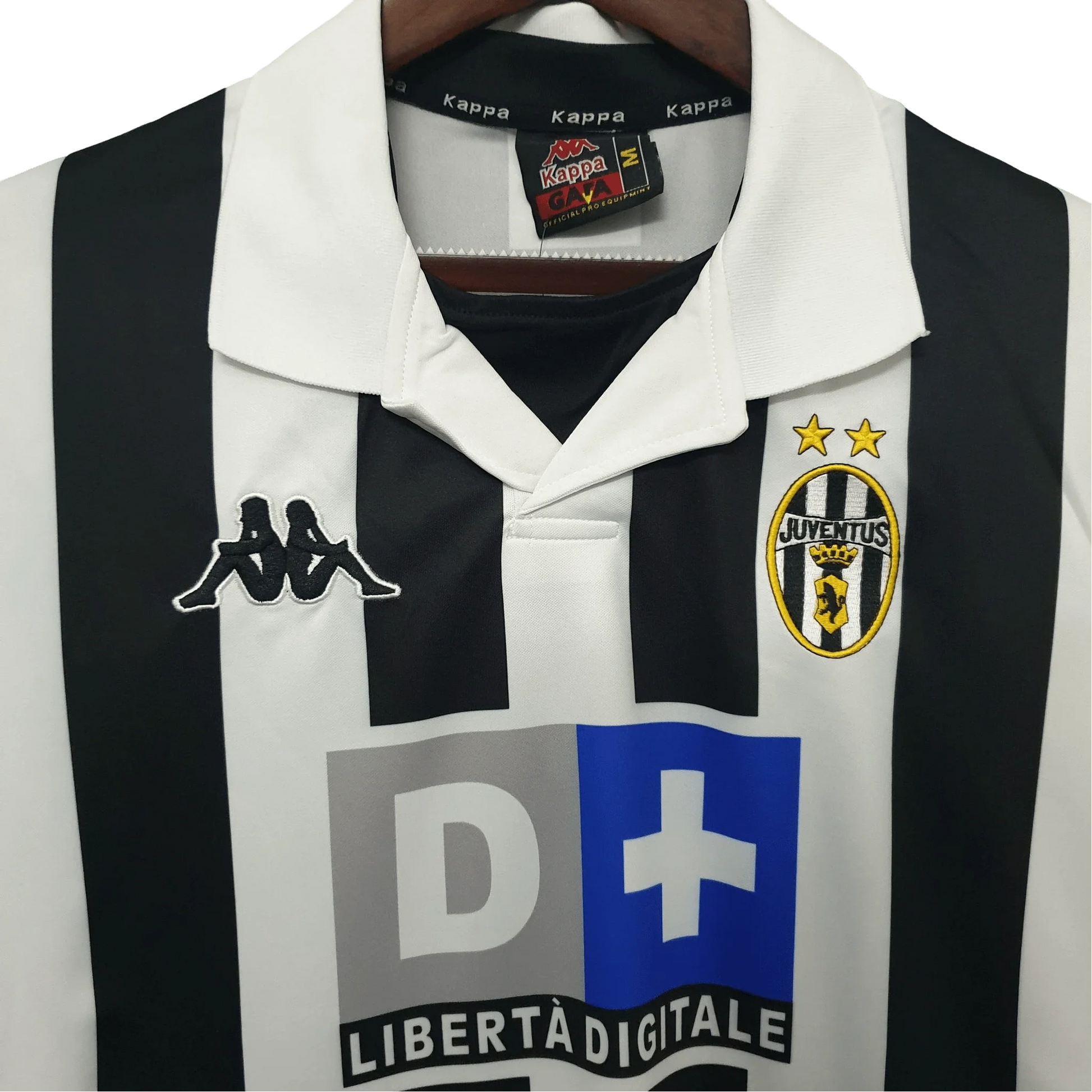 https://cdn.shopify.com/s/files/1/0826/7228/8075/files/19992000-juventus-d-liberta-digitale-home-retro-kit-classickits433-731215.webp?v=1741198797