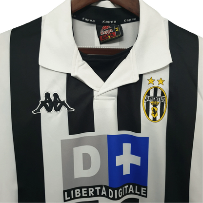 https://cdn.shopify.com/s/files/1/0826/7228/8075/files/19992000-juventus-d-liberta-digitale-home-retro-kit-classickits433-731215.webp?v=1741198797