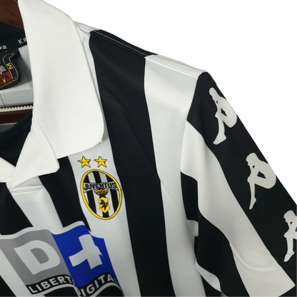 https://cdn.shopify.com/s/files/1/0826/7228/8075/files/19992000-juventus-d-liberta-digitale-home-retro-kit-classickits433-741850.webp?v=1741198800