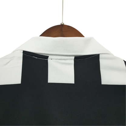 https://cdn.shopify.com/s/files/1/0826/7228/8075/files/19992000-juventus-d-liberta-digitale-home-retro-kit-classickits433-791321.webp?v=1741198798