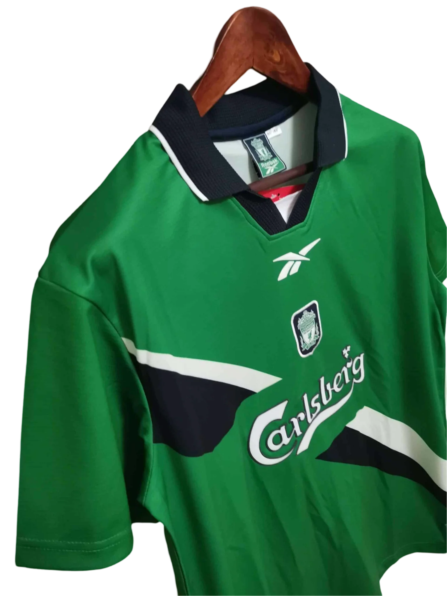https://cdn.shopify.com/s/files/1/0826/7228/8075/files/19992000-liverpool-carlsberg-green-away-retro-kit-classickits433-209190.webp?v=1741199199