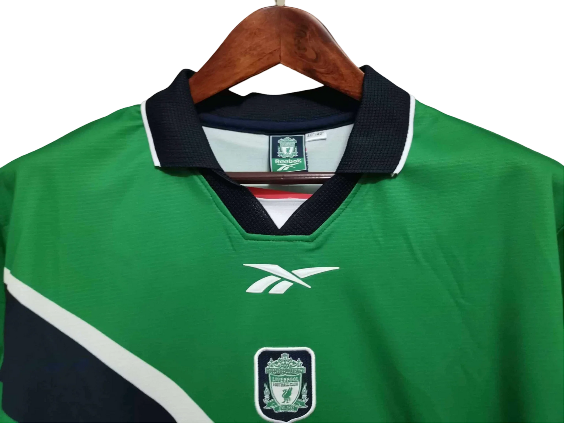 https://cdn.shopify.com/s/files/1/0826/7228/8075/files/19992000-liverpool-carlsberg-green-away-retro-kit-classickits433-283212.webp?v=1741199200