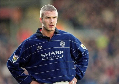 https://cdn.shopify.com/s/files/1/0826/7228/8075/files/19992000-manchester-united-sharp-digital-blue-away-retro-kit-classickits433-906699.webp?v=1741199145