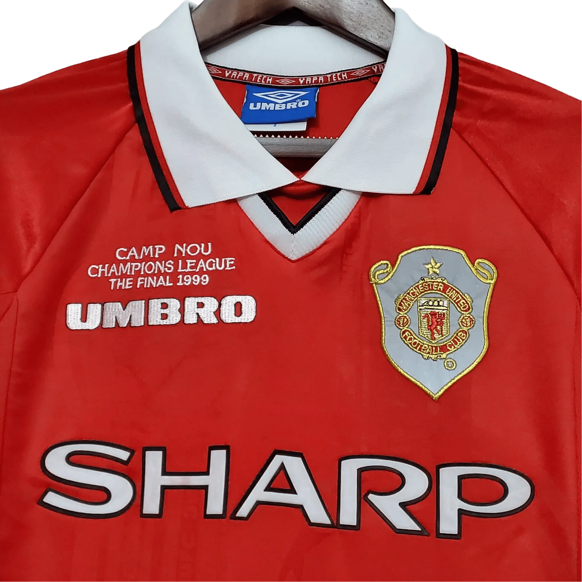 https://cdn.shopify.com/s/files/1/0826/7228/8075/files/19992000-manchester-united-sharp-international-retro-kit-long-sleeves-classickits433-237919.webp?v=1741197749