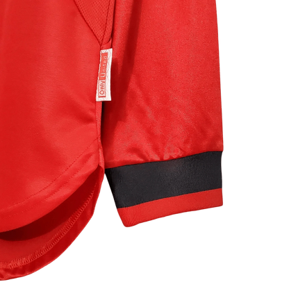 https://cdn.shopify.com/s/files/1/0826/7228/8075/files/19992000-manchester-united-sharp-international-retro-kit-long-sleeves-classickits433-439815.webp?v=1741197749