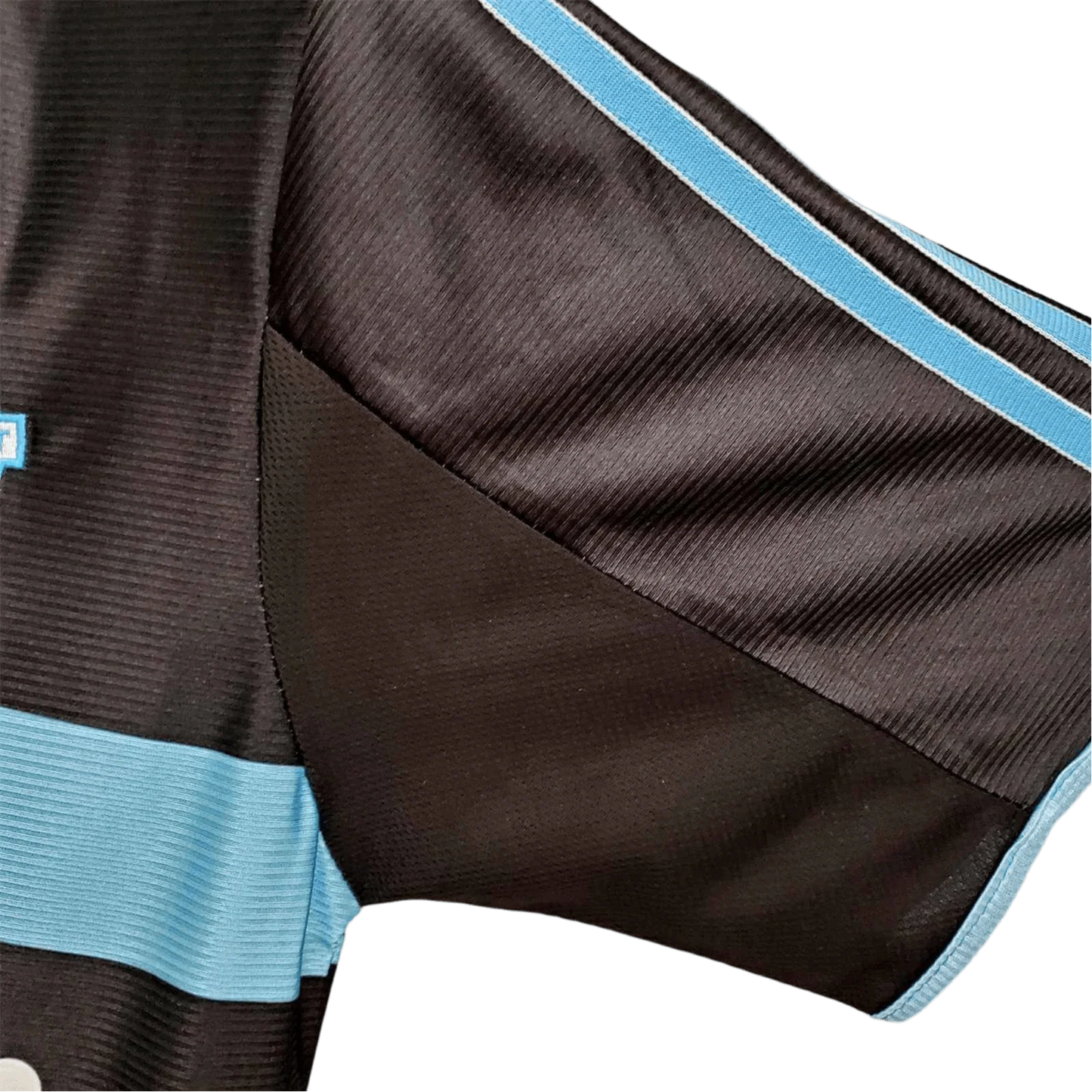 https://cdn.shopify.com/s/files/1/0826/7228/8075/files/19992000-olympique-de-marseille-ericsson-home-retro-kit-classickits433-128309.webp?v=1741199401