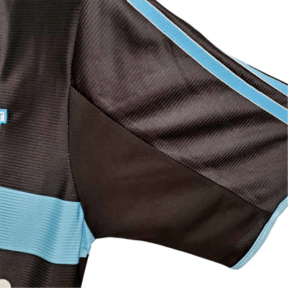 https://cdn.shopify.com/s/files/1/0826/7228/8075/files/19992000-olympique-de-marseille-ericsson-home-retro-kit-classickits433-128309.webp?v=1741199401