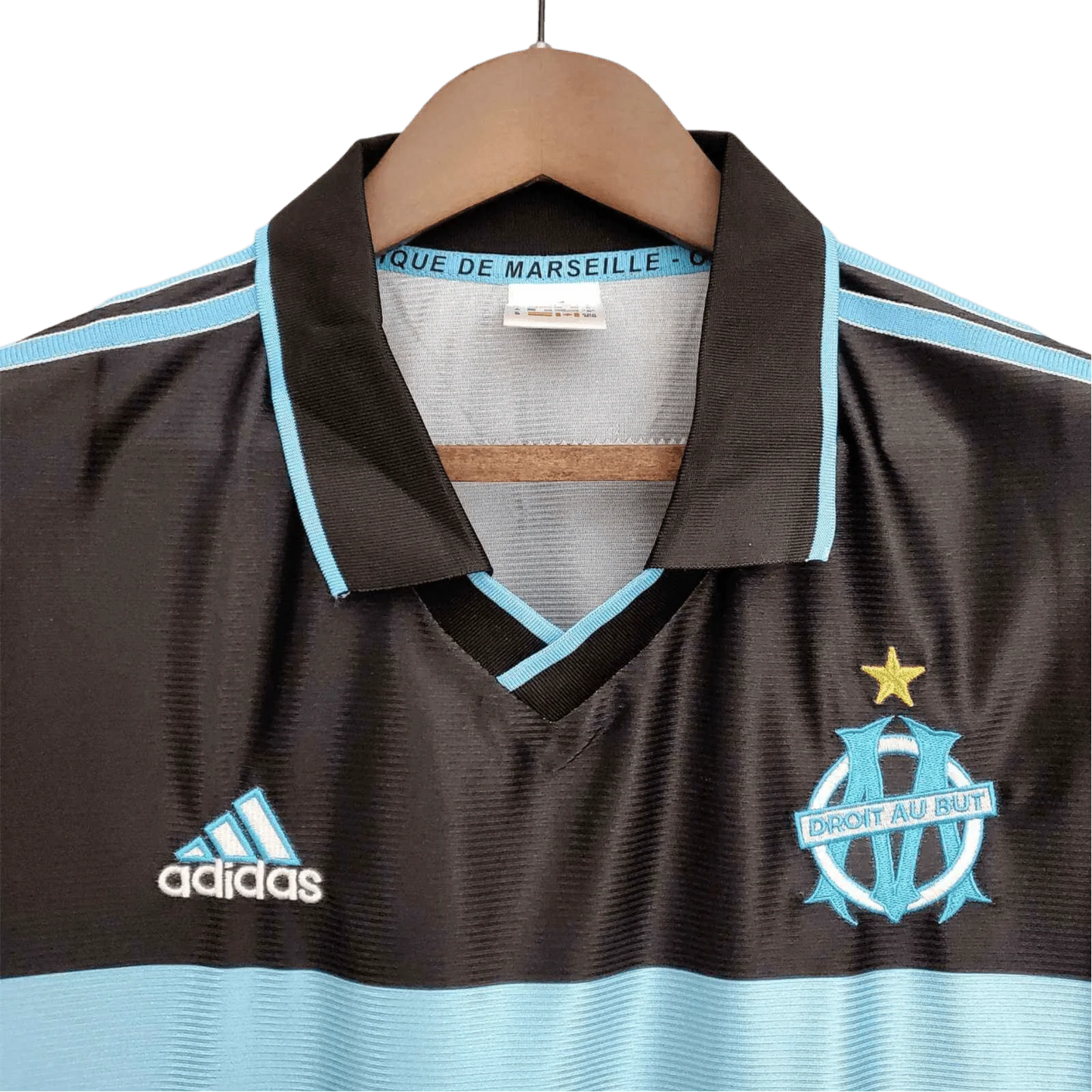 https://cdn.shopify.com/s/files/1/0826/7228/8075/files/19992000-olympique-de-marseille-ericsson-home-retro-kit-classickits433-409793.webp?v=1741199401
