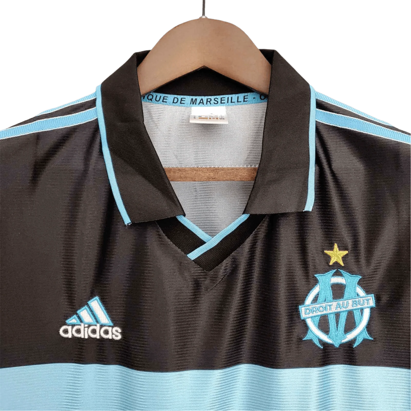 https://cdn.shopify.com/s/files/1/0826/7228/8075/files/19992000-olympique-de-marseille-ericsson-home-retro-kit-classickits433-409793.webp?v=1741199401