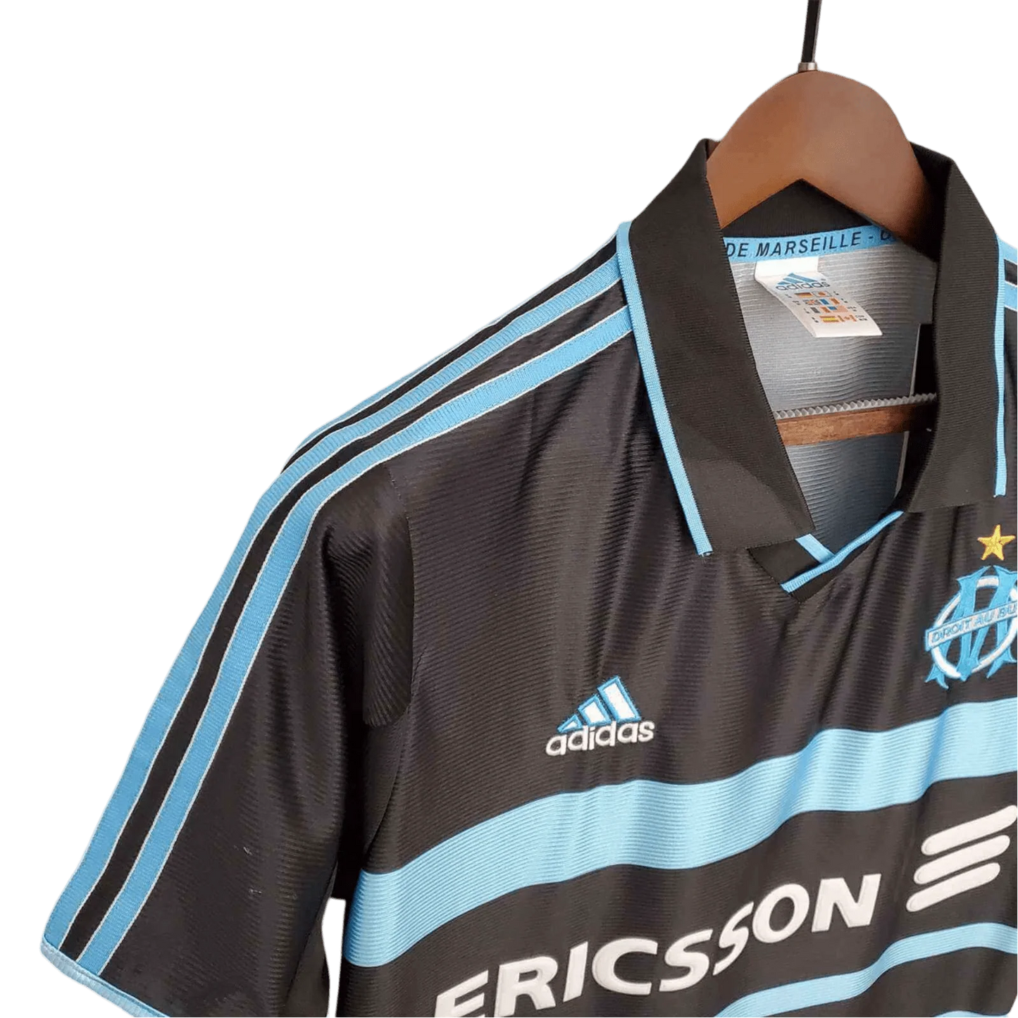https://cdn.shopify.com/s/files/1/0826/7228/8075/files/19992000-olympique-de-marseille-ericsson-home-retro-kit-classickits433-609441.webp?v=1741199402