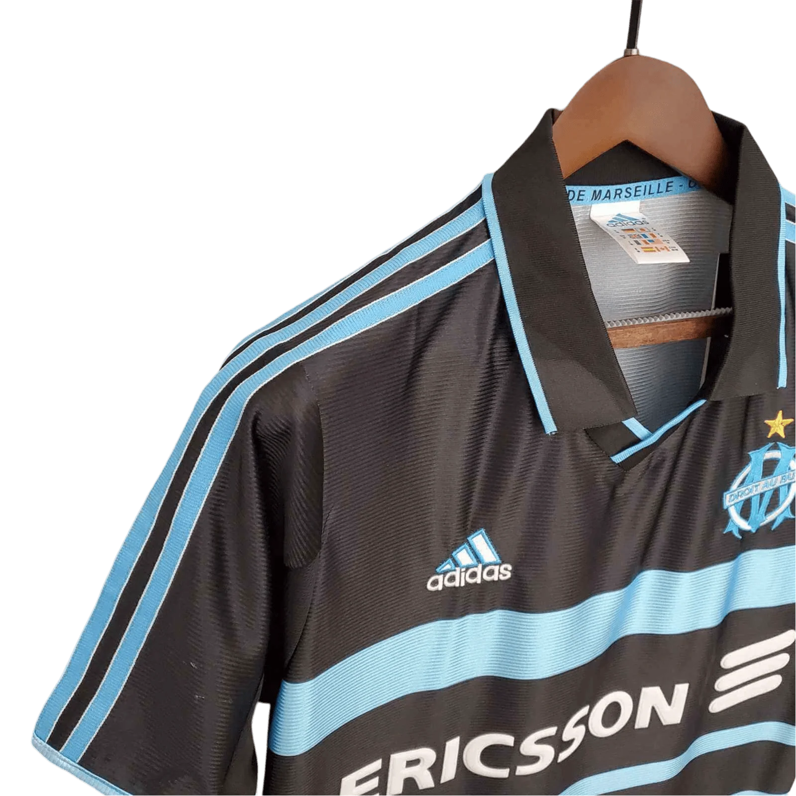 https://cdn.shopify.com/s/files/1/0826/7228/8075/files/19992000-olympique-de-marseille-ericsson-home-retro-kit-classickits433-609441.webp?v=1741199402